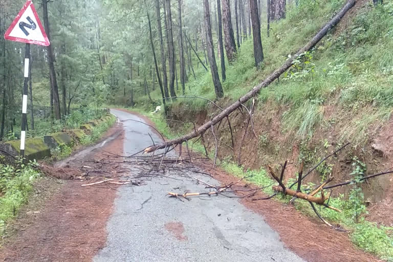 Debris on Gyanshu-Sald-Uparikote motorway