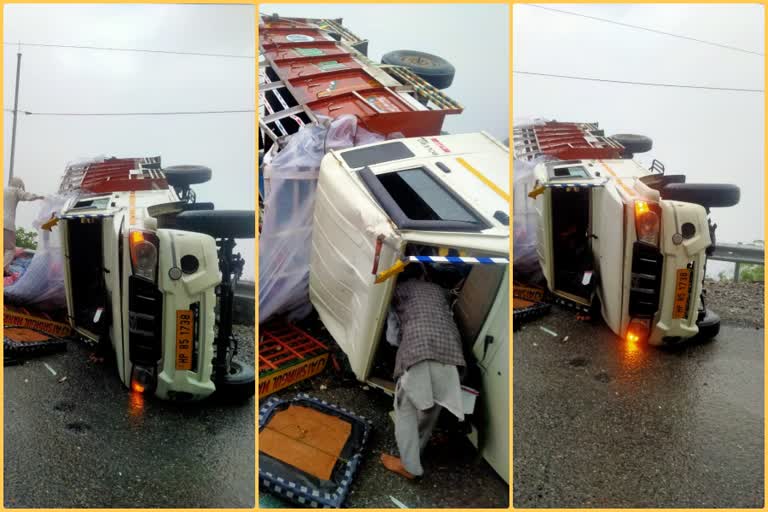 pickup-overturned-on-national-highway-7-in-sirmaur