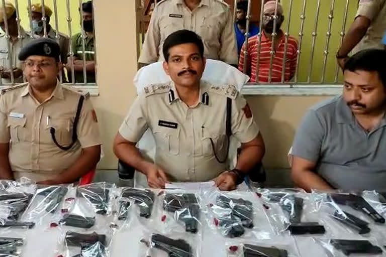 Asansol: 25 arms recovered from bengal jharkhand border, 1 arrested