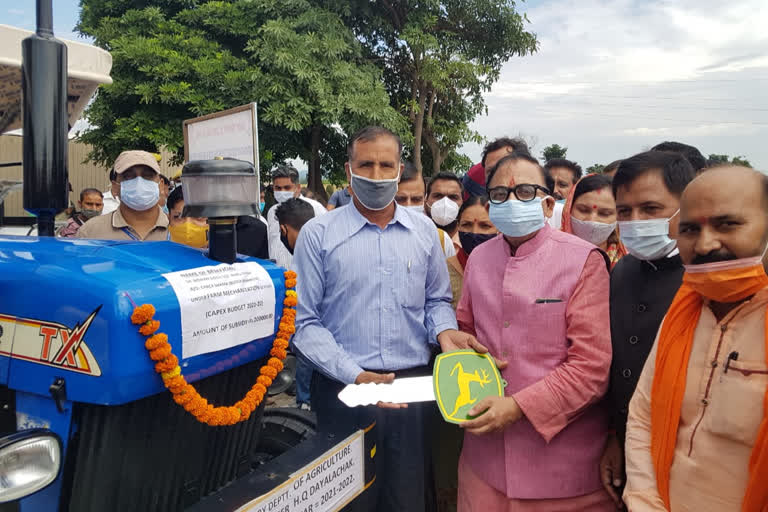 Union Minister of Heavy Industries Dr Mahendra Nath Pandey handing over a cheque to a beneficiary in Kathua