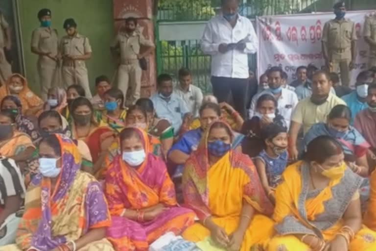 Anugul villagers prorest in front of mcl office