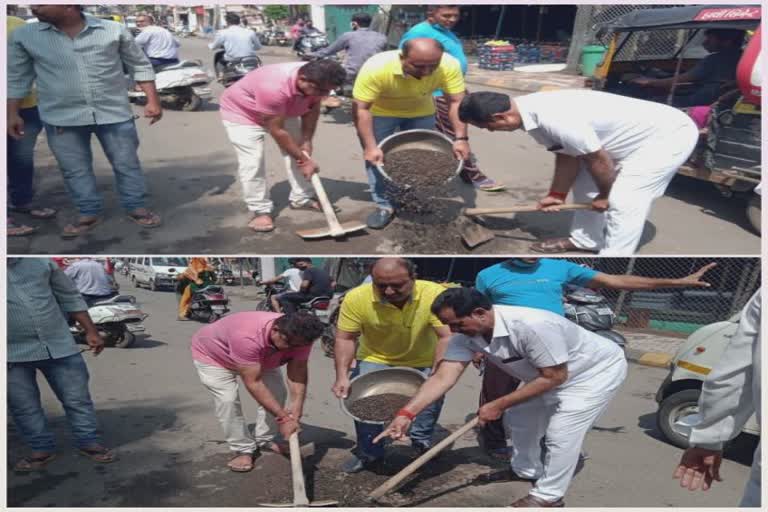 લો બોલો, રાજકોટ શહેર પ્રમુખે રોડના ખાડા પૂર્યા