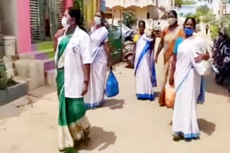 health-staff-shouting-in-village-for-vaccination-drive-at-tumkur