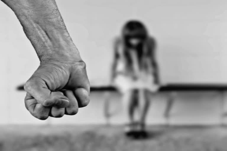 19-year-old boy held for raping 6-year-old girl  rape  crime story  maharashtra rape news  maharashtra  maharashtra rape  ആറുവയസുകാരിയെ ബലാത്സംഗം ചെയ്‌ത കേസിൽ 19കാരൻ പിടിയിൽ  ആറുവയസുകാരിയെ ബലാത്സംഗം ചെയ്‌ത 19കാരൻ പിടിയിൽ  ആറുവയസുകാരിയെ ബലാത്സംഗം ചെയ്‌തു  മഹാരാഷ്‌ട്രയിൽ ആറുവയസുകാരിയെ ബലാത്സംഗം ചെയ്‌ത കേസിൽ 19കാരൻ പിടിയിൽ  മഹാരാഷ്‌ട്ര ബലാത്സംഗം  പീഡനം  ബലാത്സംഗം  മഹാരാഷ്‌ട്ര പീഡനം