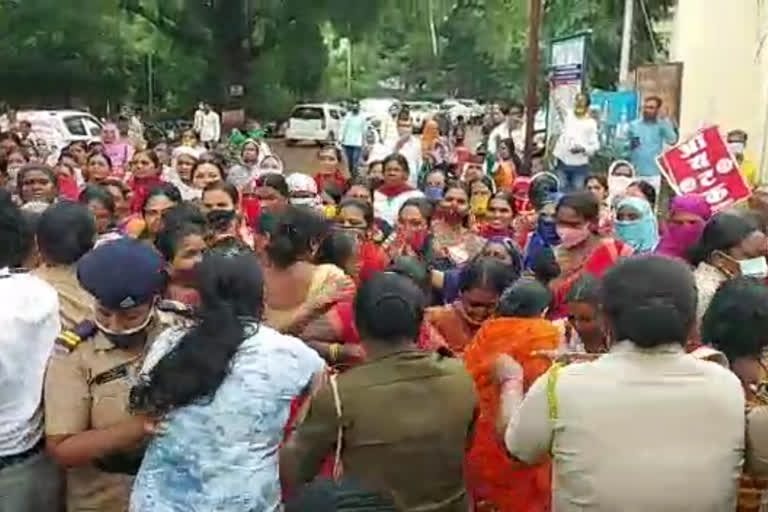 Anganwadi workers stage protest for smartphone in aurangabad