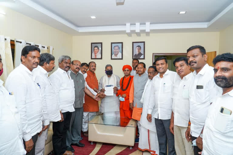 opposition-leader-siddaramaiah-meeting-with-some-leaders