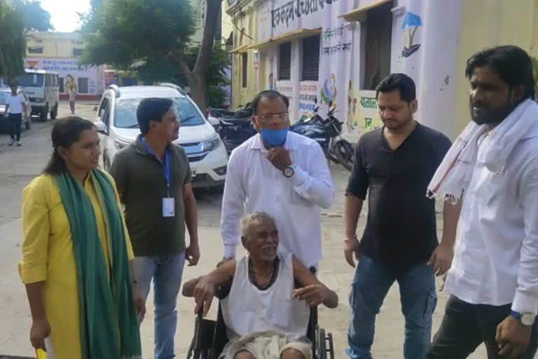 samyun khan and her team save the life of helpless persons in bareilly