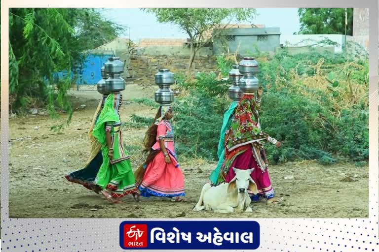 લોકો પોતાની જાતિ પ્રમાણે પરંપરાગત વસ્ત્રો પહેરતા હોય છે