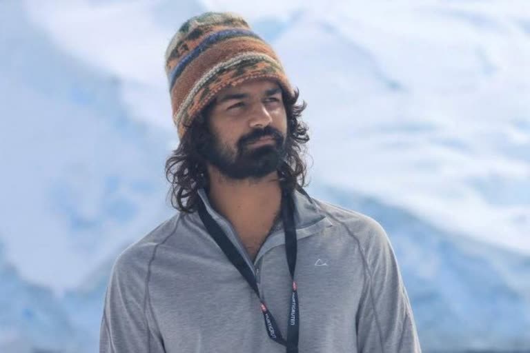 stray dog sea news stray dog sea pranav mohanlal news pranav mohanlal latest news pranav sea news തെരുവുനായയെ രക്ഷിച്ച് പ്രണവ് മോഹൻലാൽ വാർത്ത പ്രണവ് മോഹൻലാൽ പുതിയ വാർത്ത പ്രണവ് കടൽ നീന്തി വാർത്ത