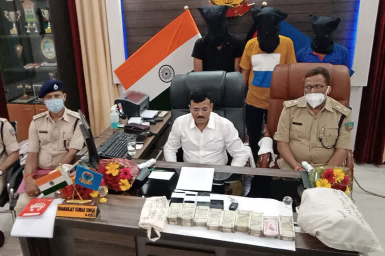 Deoghar police solved the robbery case of 9 lakhs