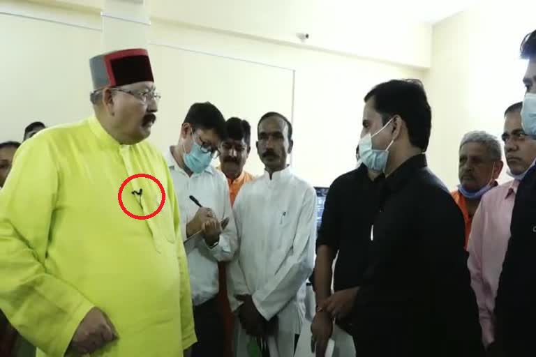 satpal-maharaj-seen-scolding-doctors-in-hospital-with-hi-tech-collar-mic