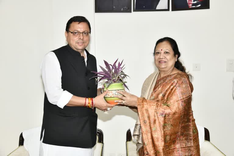 union-minister-of-state-darshana-jardosh-met-cm-dhami