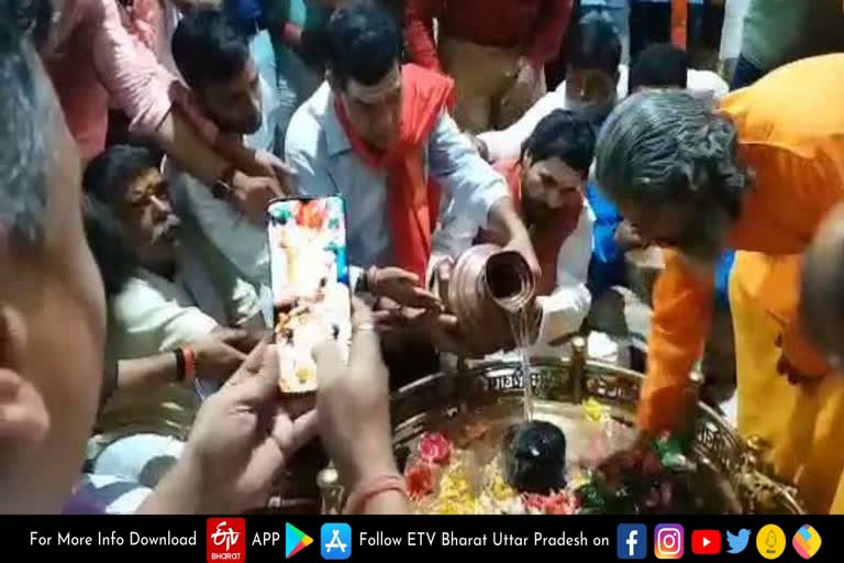 लोधेश्वर महादेव की पूजा करते अरविंद कुमार शर्मा