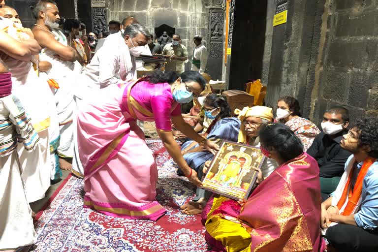 four-high-court-judges-visited-simhadri-appanna-temple