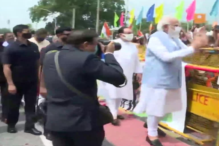 rousing-reception-accorded-to-pm-Narendra Modi-from BJP-at-new-delhi