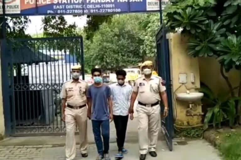 Police arrested two snatchers in delhi