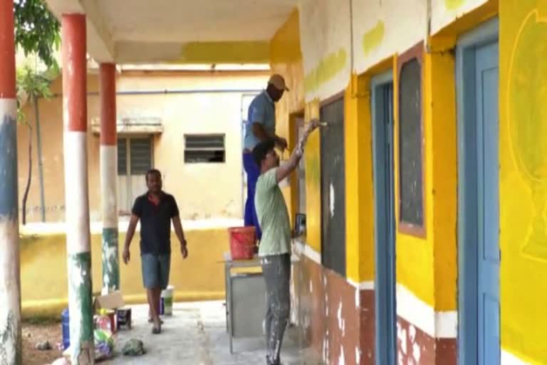 Koppal teachers team made wall painting for govt school during holidays