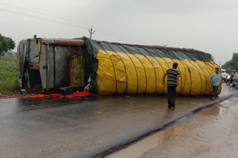 TOMATO LORRY BOLTHA AT GUNTUR DISTRICT