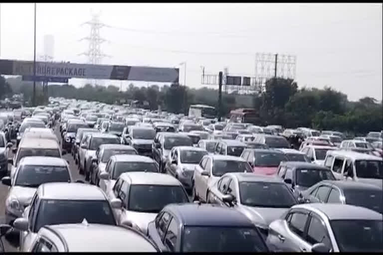 massive traffic jam in noida as Bharat Bandh call by farmers union