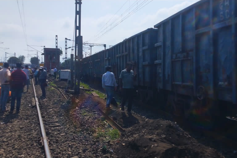 goods train derailed in koderma station