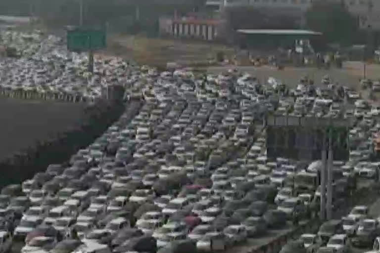 delhi noida expressway  traffic hit at delhi border  traffic jam delhi  farmer protest  bharat bandh  ഭാരത് ബന്ദ്  ഭാരത് ബന്ദ് വാര്‍ത്ത  ഭാരത് ബന്ദ് ഡല്‍ഹി ഗതാഗത കുരുക്ക് വാര്‍ത്ത  ഭാരത് ബന്ദ് ഡല്‍ഹി ഗതാഗത കുരുക്ക്  ഡല്‍ഹി ഗതാഗത കുരുക്ക് വാര്‍ത്ത  ഡല്‍ഹി ഗതാഗത കുരുക്ക് ഭാരത് ബന്ദ് വാര്‍ത്ത  ഗുരുഗ്രാം-ഡല്‍ഹി അതിര്‍ത്തി വാര്‍ത്ത