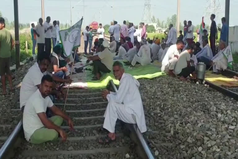 farmers-sitting-on-the-railway-track-in-yamunanagar-in-favor-of-bharat-bandh