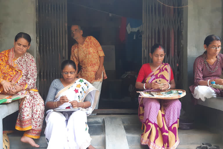 Women Dhakis of Ashoknagar are tying bidis for not getting Work in Durga Puja