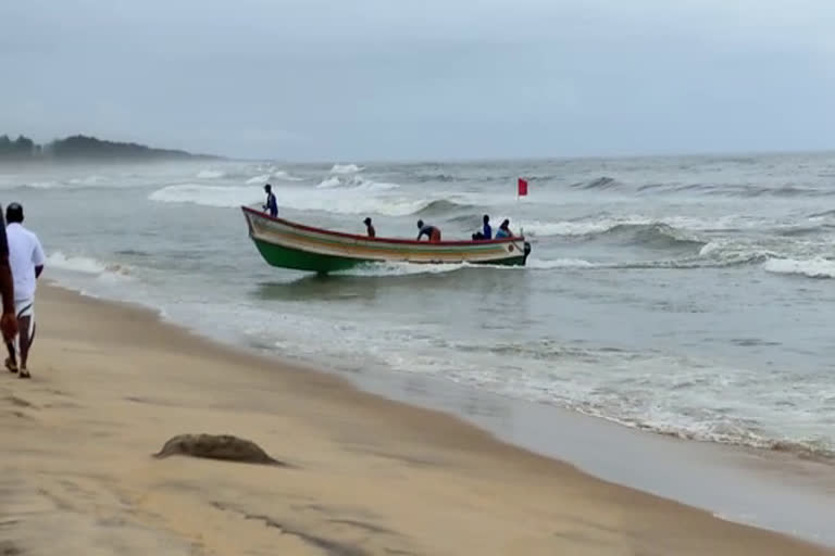 The missing boat has returned  The missing boat news  മത്സ്യബന്ധനത്തിന് പോയ കാണാതായ വള്ളം തിരിച്ചെത്തി  കാണാതായ വള്ളം തിരിച്ചെത്തി  കാണാതായ വള്ളം തിരിച്ചെത്തി  കാസർകോട് പള്ളിക്കര വാർത്ത  പള്ളിക്കര വാർത്ത  കാണാതായ വള്ളം തിരിച്ചെത്തി  The missing boat has returned news  kasargod pallikkara news  missing boat found news  missing boat news