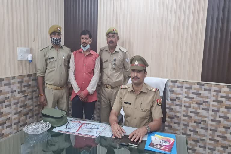 पुलिस की गिरफ्त में आरोपी.