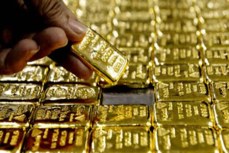 over-1-dot-5-kg-gold-smuggled-in-hammer-mirror-frame-seized-at-chennai-airport