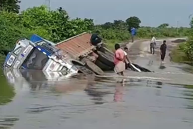 lorry accident due to rain, suryapet lorry accident