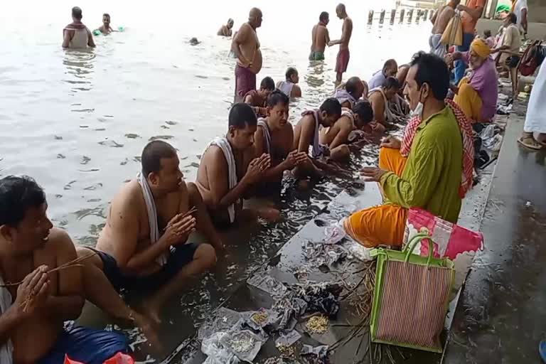 large-crowd-of-people-offering-obeisances-to-ancestors-in-sahibganj-on-banks-of-ganges