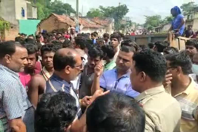 A Two Year Old Child Dead in Road Accident Locals are Block The Road in Kashipur Purulia