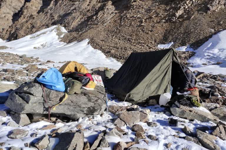 Rescue team found 14 members of the crew trapped in the Khanmigar glacier