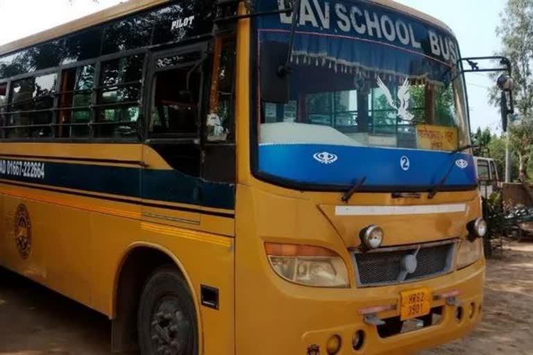 school van hit by a vehicle in ratia fatehabad, many students injured