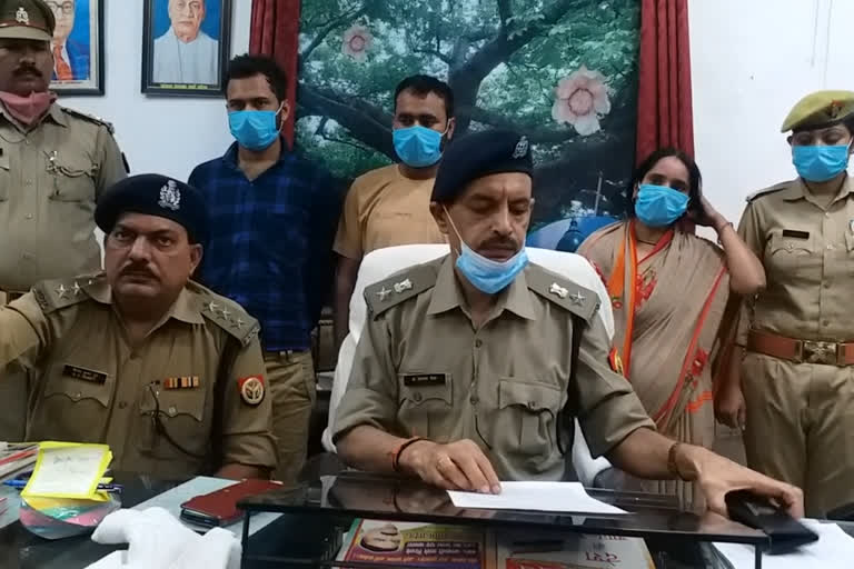 पुलिस की गिरफ्त में आरोपी.