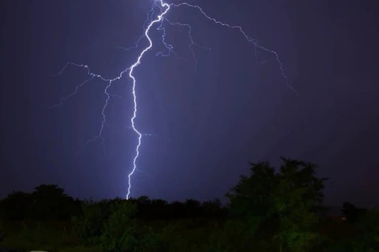 lightning strikes kill three at panna district in madhya pradesh  മധ്യപ്രദേശിൽ ഇടിമിന്നലേറ്റ് മൂന്ന് മരണം  ഇടിമിന്നലേറ്റ് മൂന്ന് മരണം  മധ്യപ്രദേശിൽ ഇടിമിന്നൽ  മധ്യപ്രദേശ്  ഇടിമിന്നൽ  lightning strikes kill three at panna district  lightning strikes kill three in madhya pradesh  madhya pradesh  madhya pradesh lightning  panna  പന്ന