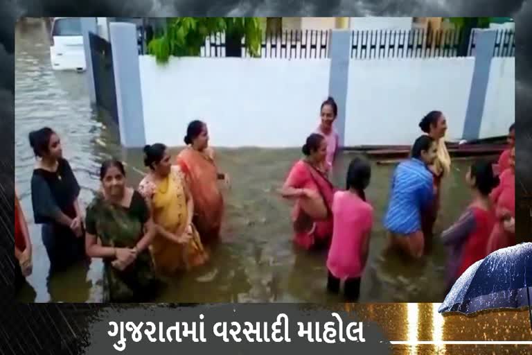 ભાવનગર શિવમ સોયટીમાં પાણી ભરાતા દીવાલ તોડી સમસ્યા હલ કરાઈ