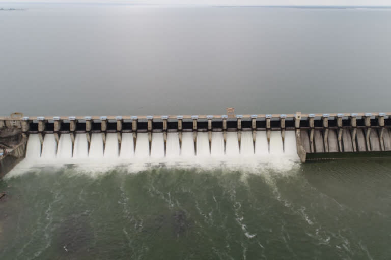 18 gates of jayakwadi dam have been opened in aurangabad