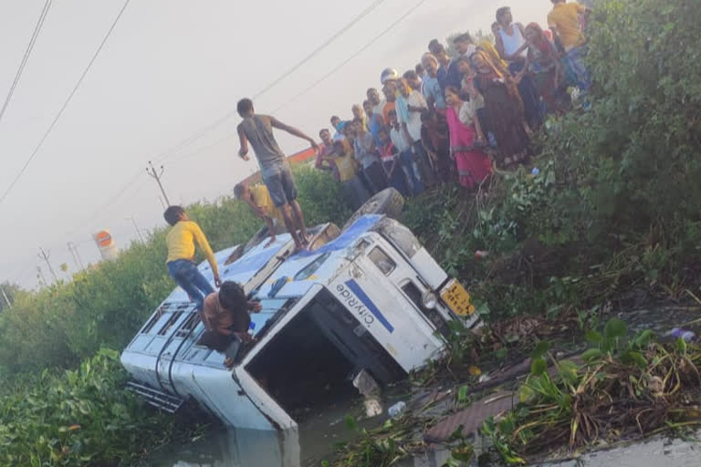 गंगा स्नान कर लौट रही महिलाओं से भरी बस गड्ढे में पलटी