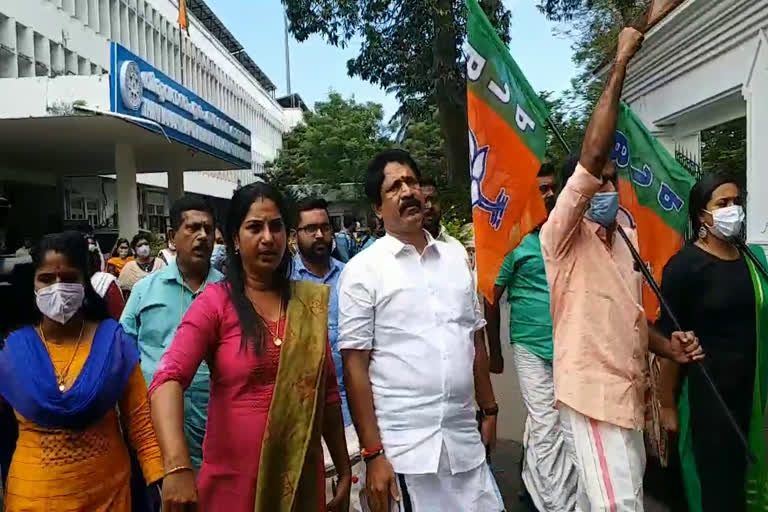 bjp councilors protest in Thiruvananthapuram corporation  bjp councilors  bjp councilors protest  Thiruvananthapuram corporation  തിരുവനന്തപുരം നഗരസഭ  ബിജെപി കൗൺസിലർ  പ്രതിഷേധം