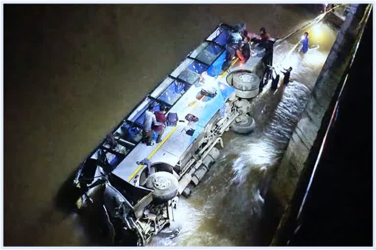 bus carrying passengers falls into ringdi river in meghalaya