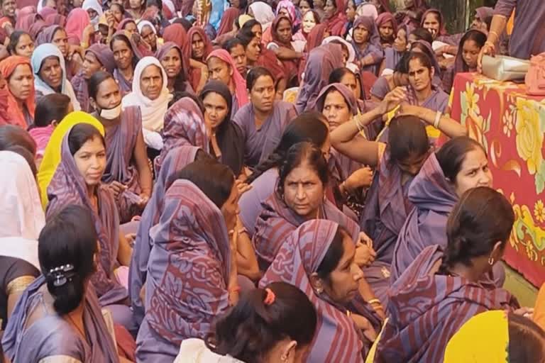 Anganwadi workers protest with demand for regularization in Koriya