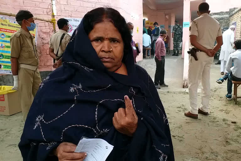 Polling for second phase for Panchayat elections in Samastipur