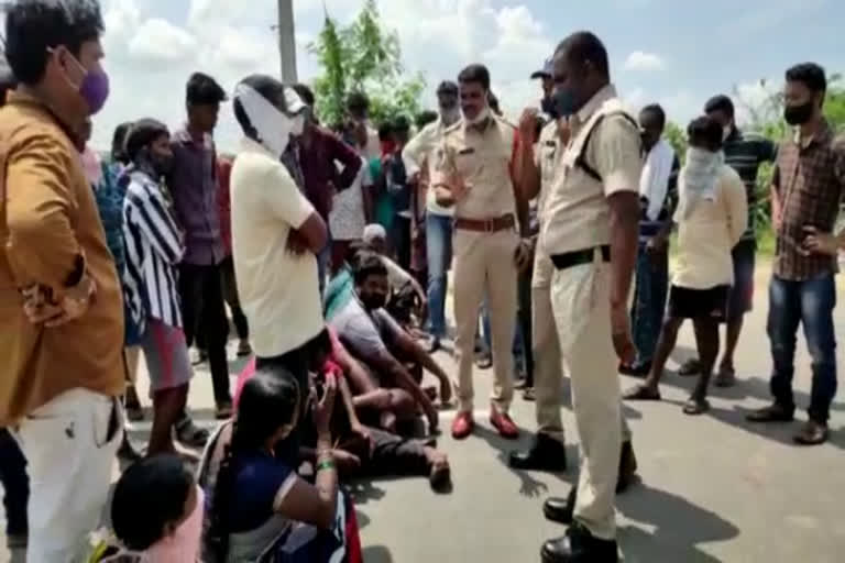 farmers dharna on road at siripuram