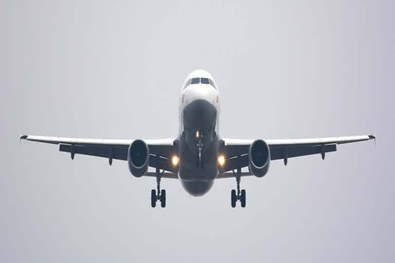 indigo flight  from Calcutta-hyderabad makes emergency landing in Bhubaneswar  one person reportedly died  ഇൻഡിഗോ വിമാനം  indigo flight  emergency landing  ഇൻഡിഗോ വിമാനം ഭുവനേശ്വറിൽ അടിയന്തരമായി ഇറക്കി