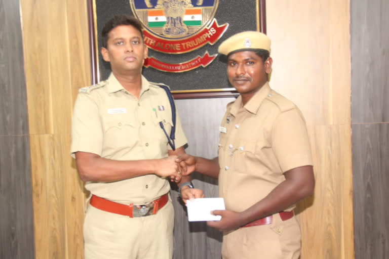 District Superintendent Varunkumar rewarded cop for chasing chain snatchers