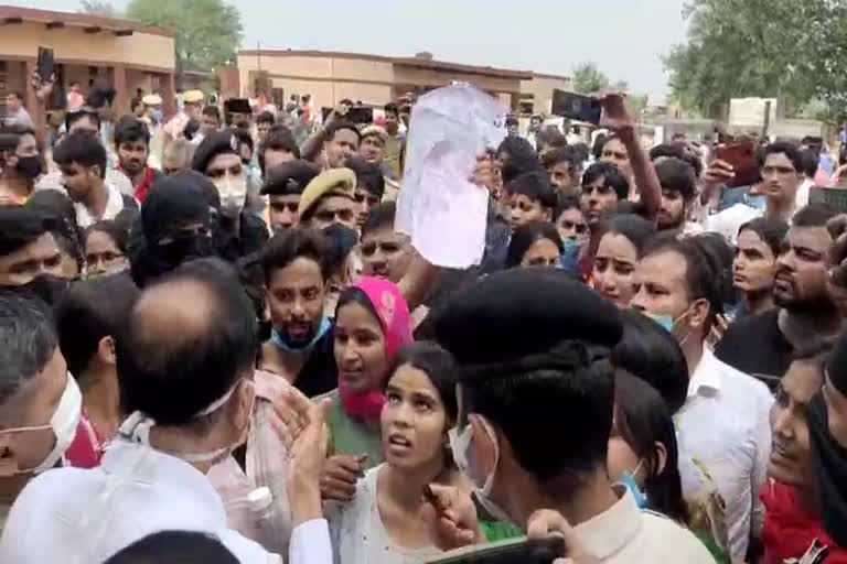 अलवर में रीट परीक्षा , प्रश्नपत्र देरी प्रकरण, reet exam in alwar,  question paper delay case