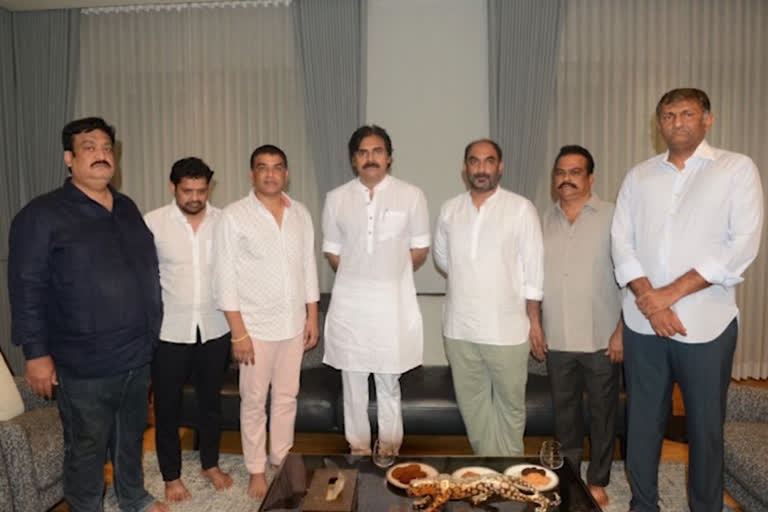 పవన్‌కల్యాణ్‌ను కలిసిన ప్రముఖ సినీ నిర్మాతలు