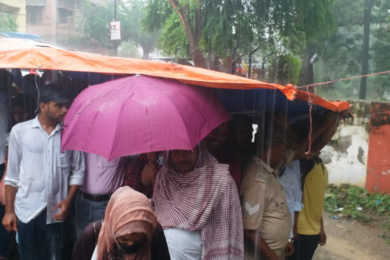 Gaya: Heavy rains have become a problem for candidates' supporters